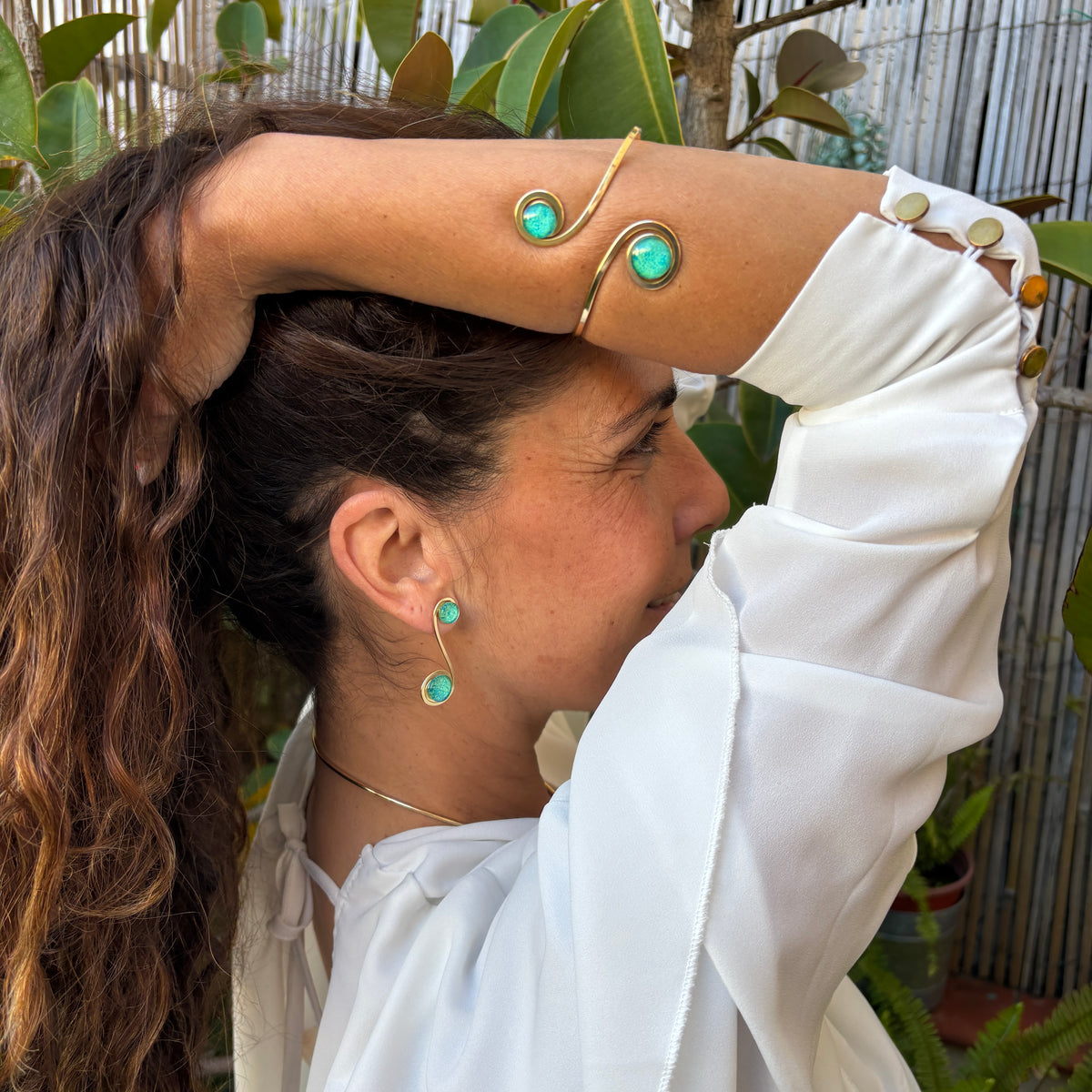 Pendientes "Doble Sol Esmeralda" – Vidrio fundido y brass bañado en Oro.