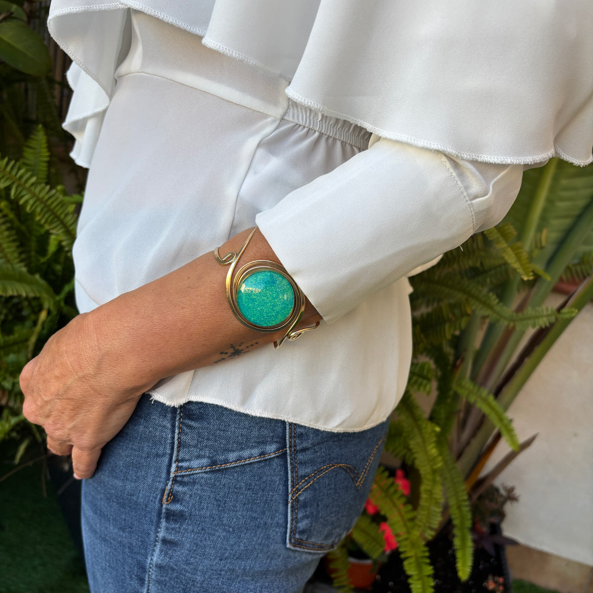 Brazalete dorado "Sol Esmeralda" – Vidrio fundido y brass bañado en Oro.