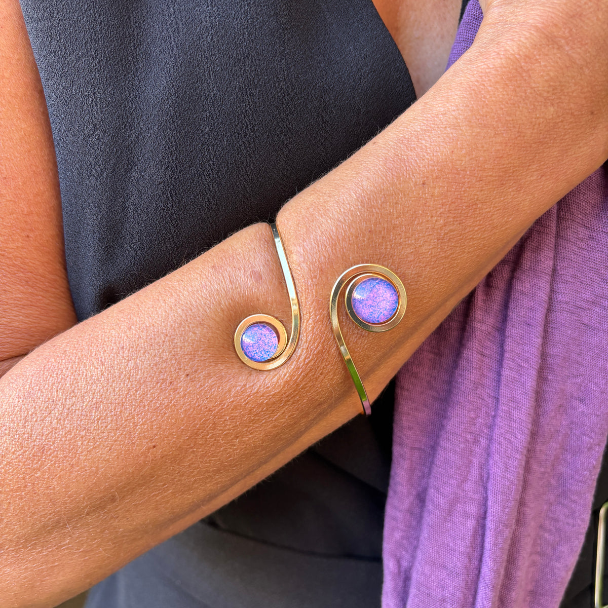 Brazalete dorado "Doble Sol Violeta" – Vidrio fundido y brass bañado en Oro.