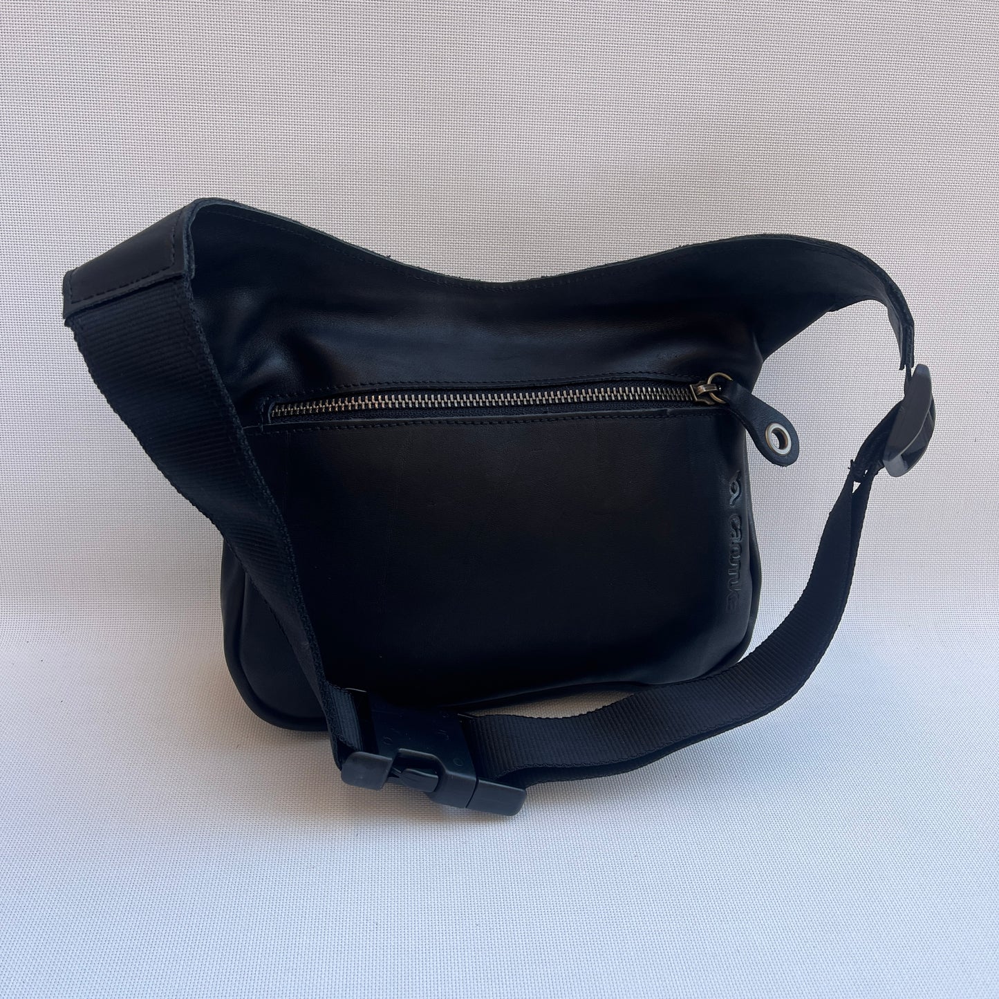 Premium Black Circles & Old Gold · Piel natural BioCuir® · Pieza Exclusiva Núm. 15001