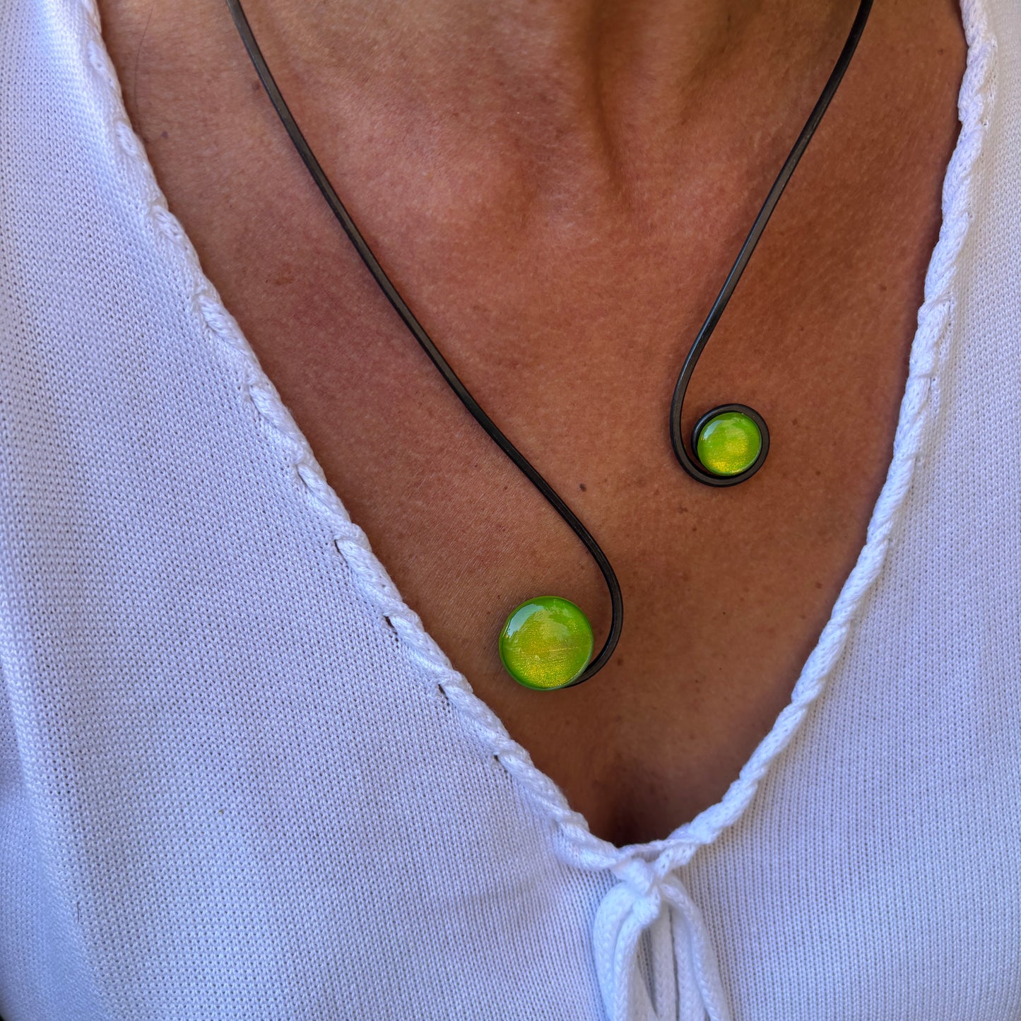 Collar "Doble Sol Lima" – Vidrio fundido y hierro forjado