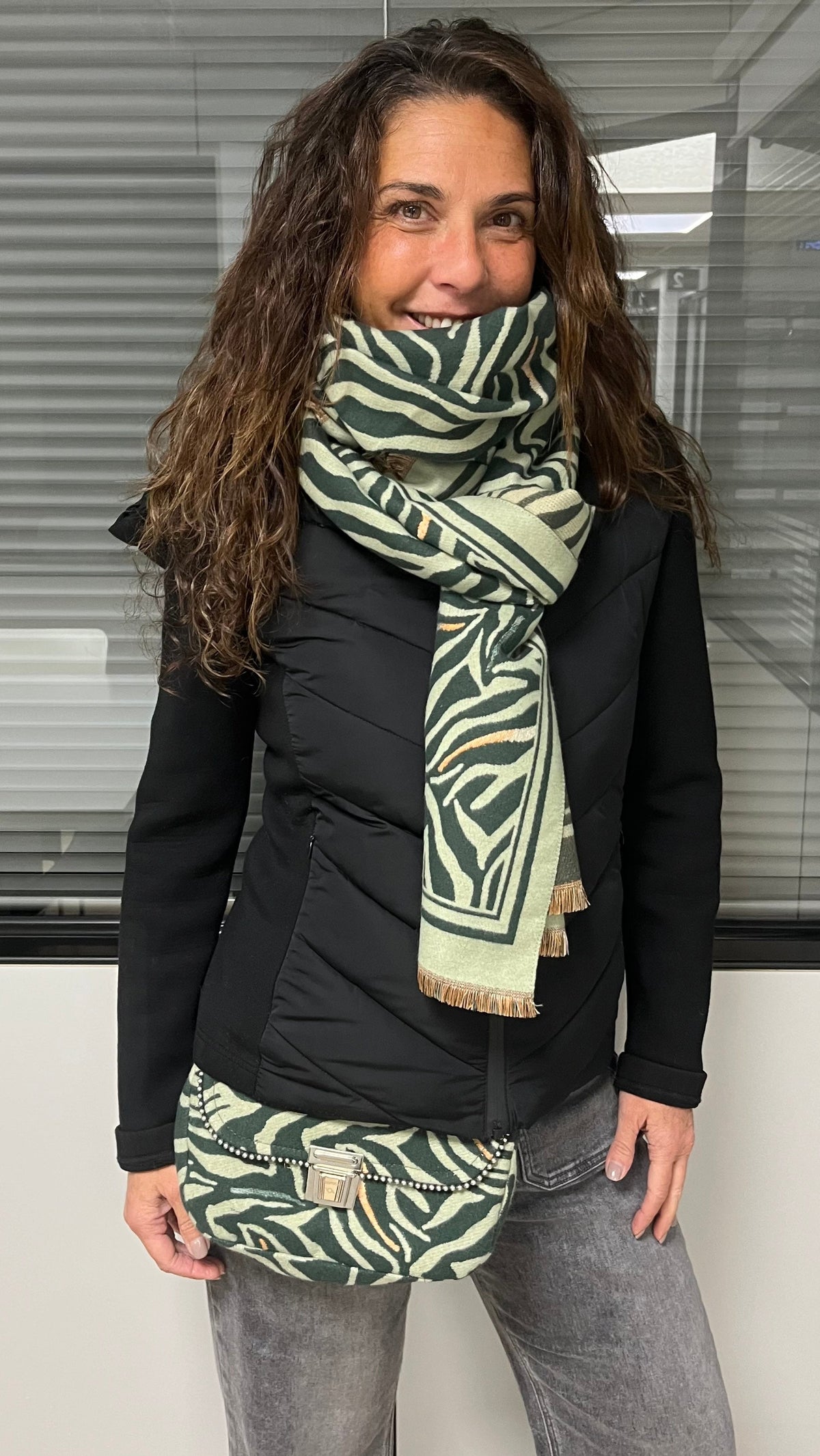 Pack Riñonera + Bufanda de franela "Sweet Green Animal Print" · Pieza Única Núm. 18257