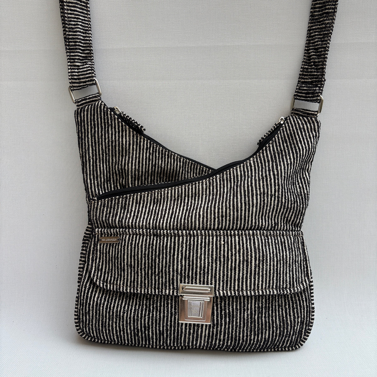 Bolso Bandolera Súper Caomka "Black Minimal Texture" · Pieza Única Núm. 19054
