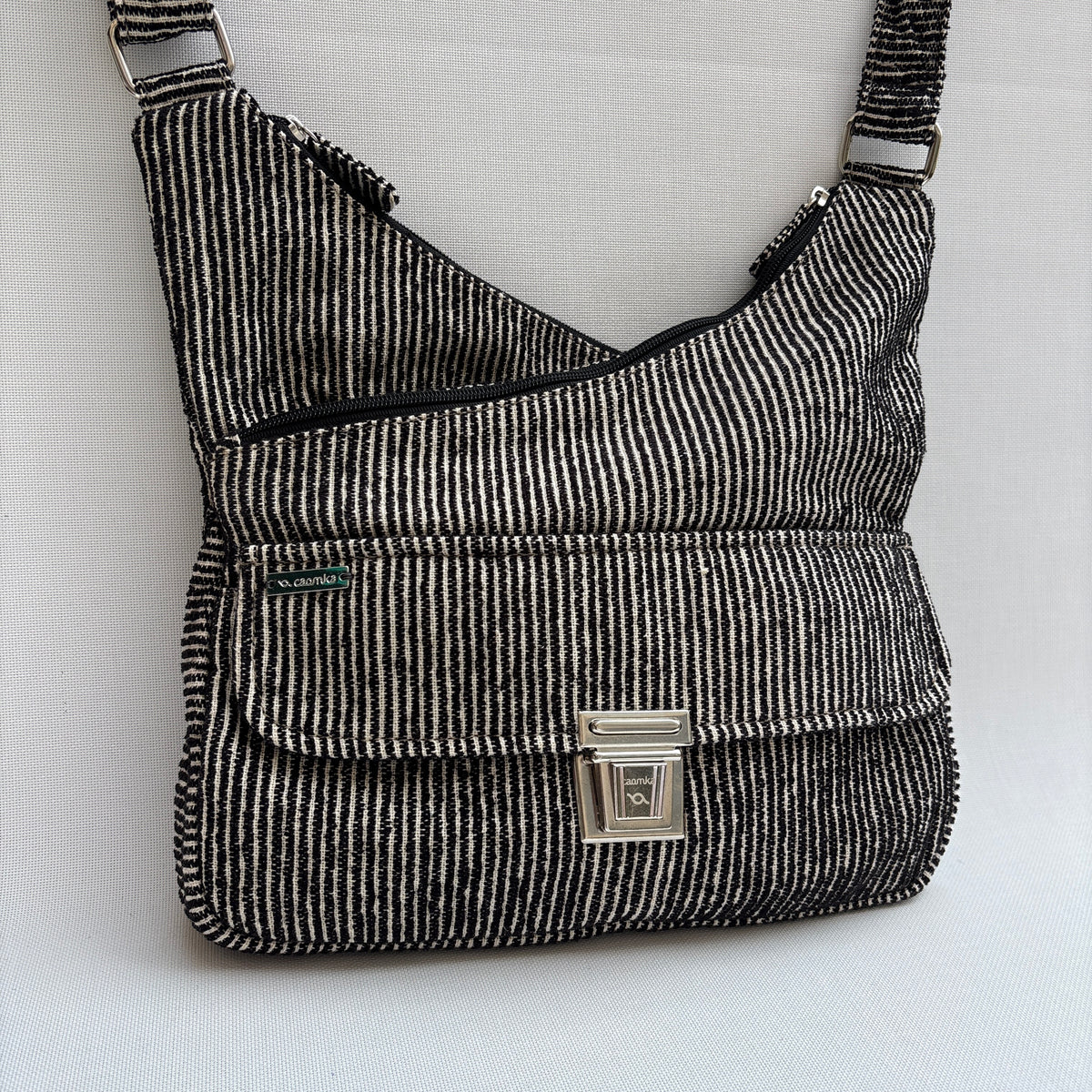 Bolso Bandolera Súper Caomka "Black Minimal Texture" · Pieza Única Núm. 19054