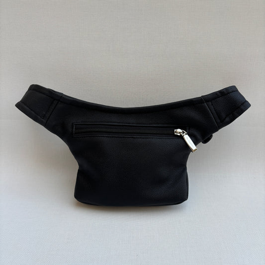 Riñonera Mini "Classic Black Silver" en Polipiel negra + Bolsillo trasero extra · Pieza Exclusiva Núm. 17623