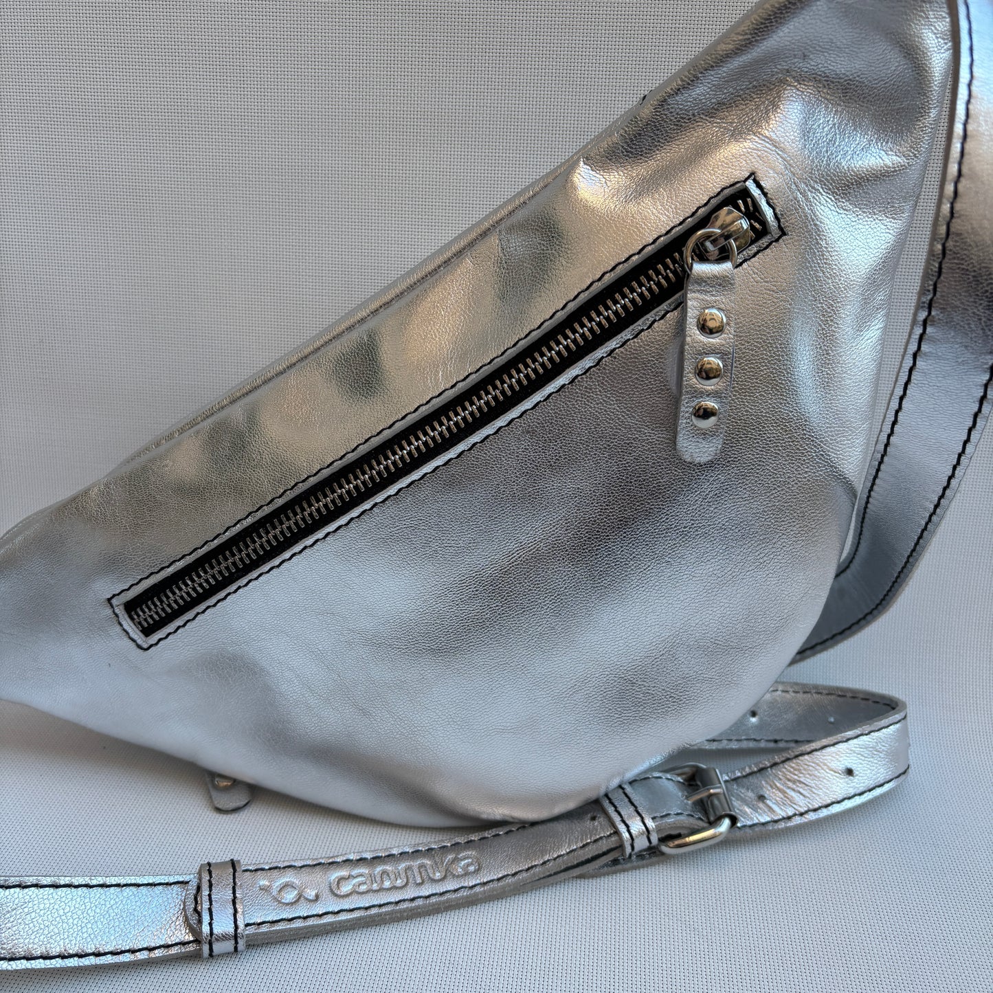 Riñonera "Special Retro Chic Plata Metalizado" · Piel · Pieza Exclusiva Núm. 16872