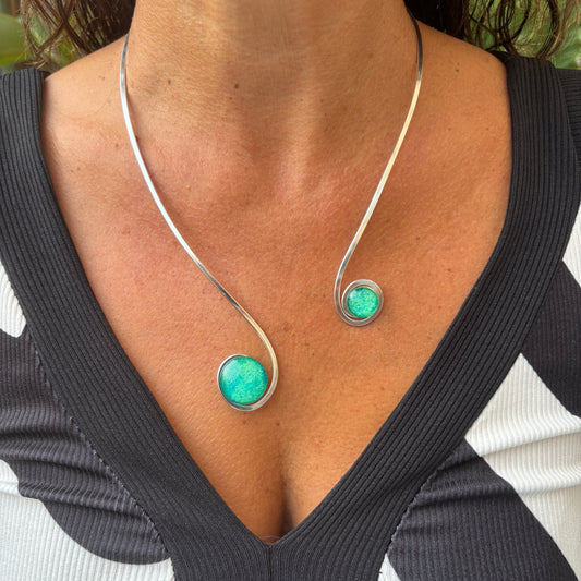 Collar Plata "Doble Sol Esmeralda" – Vidrio fundido y brass bañado en plata.