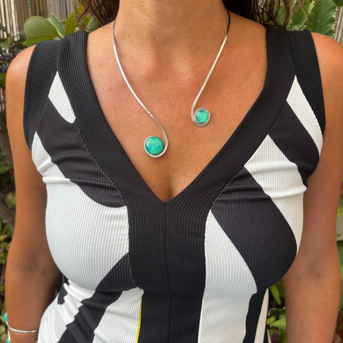 Collar Plata "Doble Sol Esmeralda" – Vidrio fundido y brass bañado en plata.