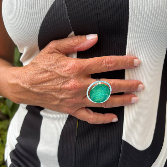Anillo Plata "Sol Esmeralda" – Vidrio fundido y latón bañado en plata.