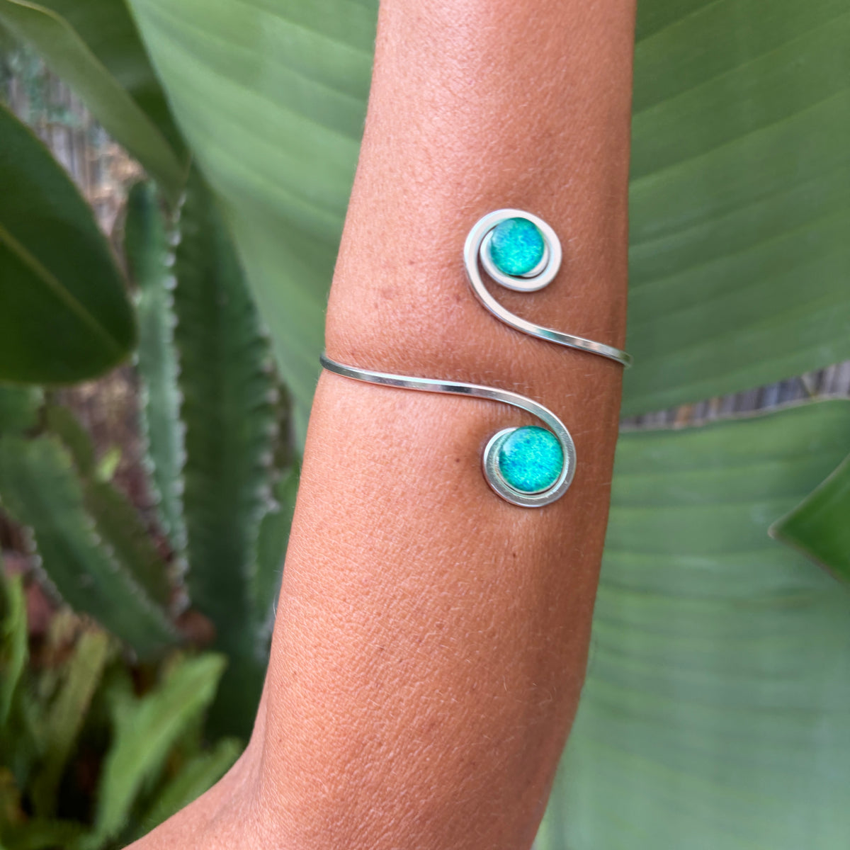 Brazalete Plata "Doble Sol Esmeralda" – Vidrio fundido y hierro forjado bañado en plata.