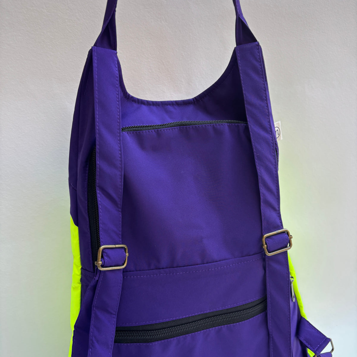 Mochila "Bhaktapur" Verde Fluor + Morado Lila · Pieza Exclusiva 19236