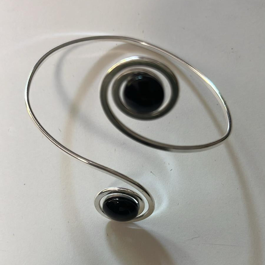 Brazalete Plata "Doble Sol Negro" – Vidrio fundido y hierro forjado bañado en plata.
