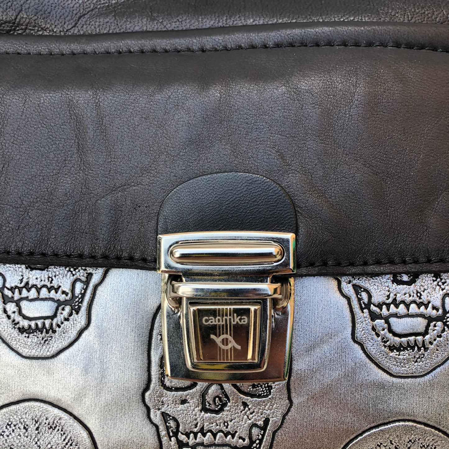 EcoFast Black Special Skulls Silver. Piel natural ECO FAST® y Polipiel. Pieza Única Núm. 7069