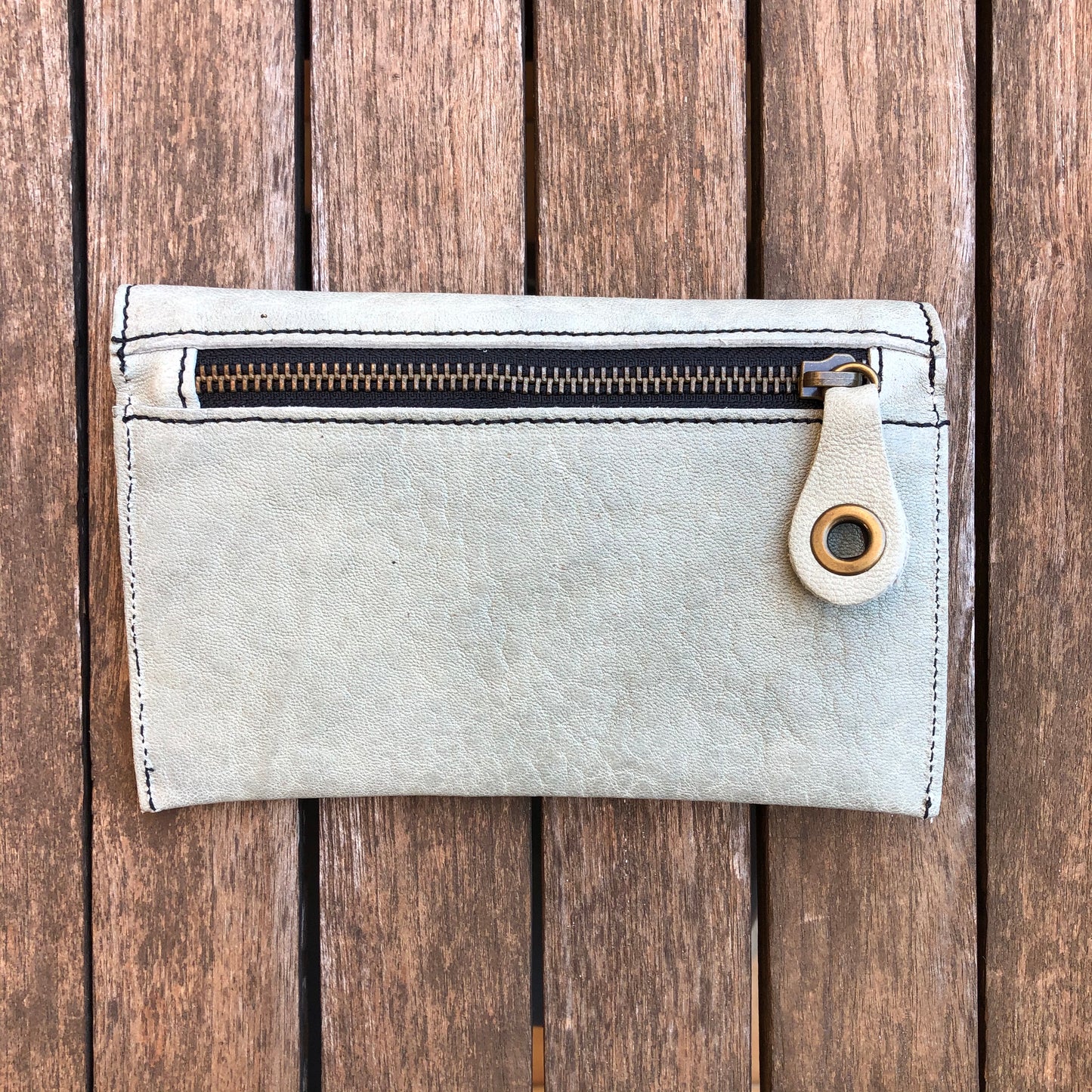 Monedero Plano CAOMKA · Piel natural BioCuir® · Pieza Exclusiva Núm. 8002