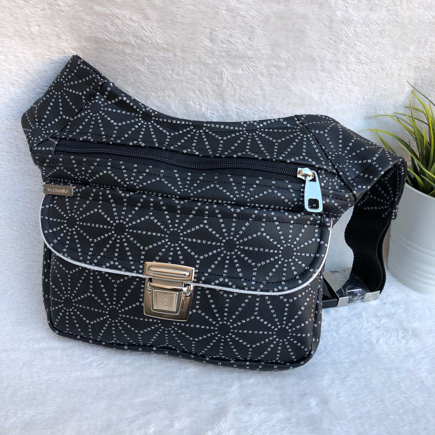 Premium Black Geometric · Piel Vegana. Pieza Exclusiva Núm. 8522