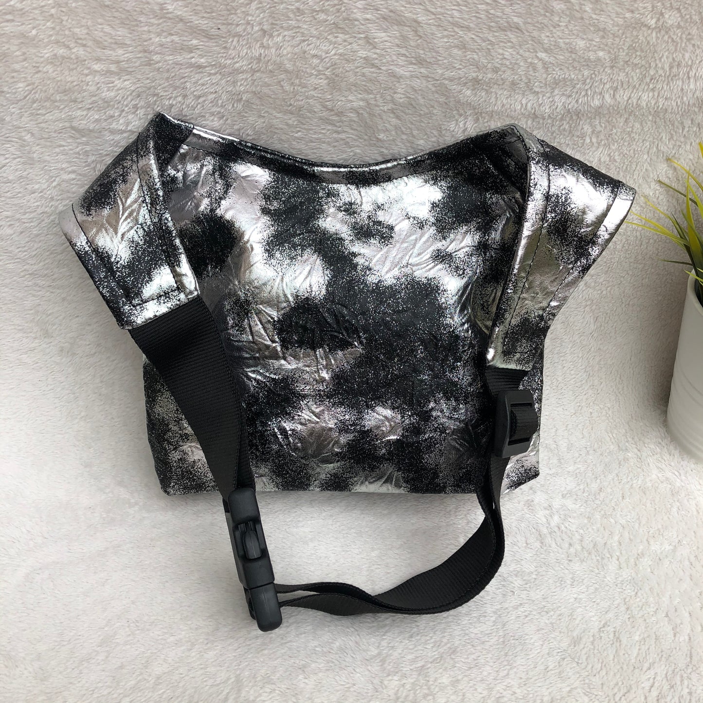 Spezielles Premium-Leder in Silber und Schwarz. Exklusives Stück Nr. 8551