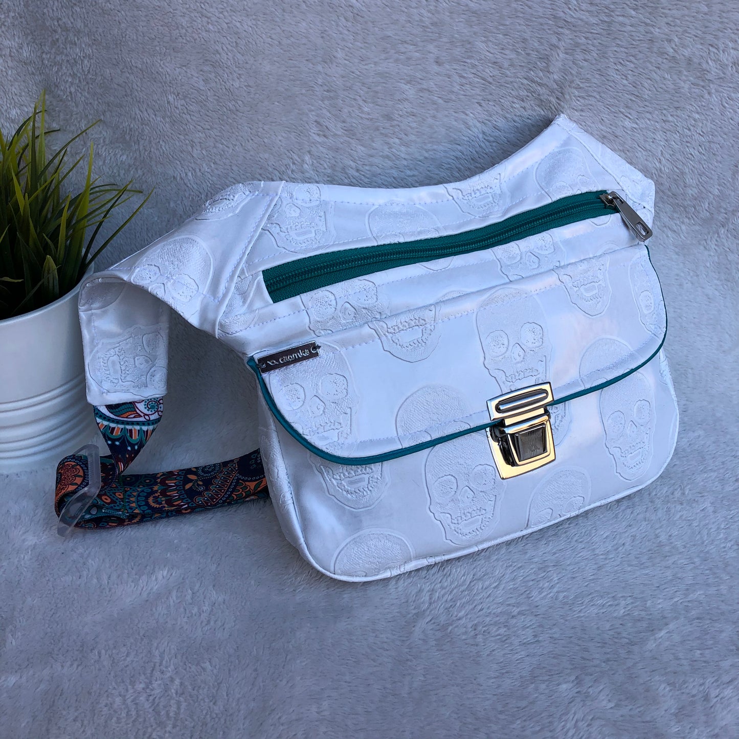 Special White Skulls · Piel Vegana. Pieza Única Núm. 8580