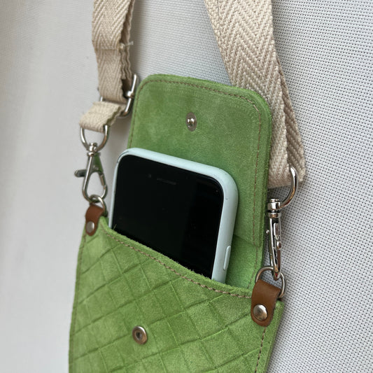 Porta Móvil · Diseño Tierra · Piel Serraje Trenzado · Verde Pistacho