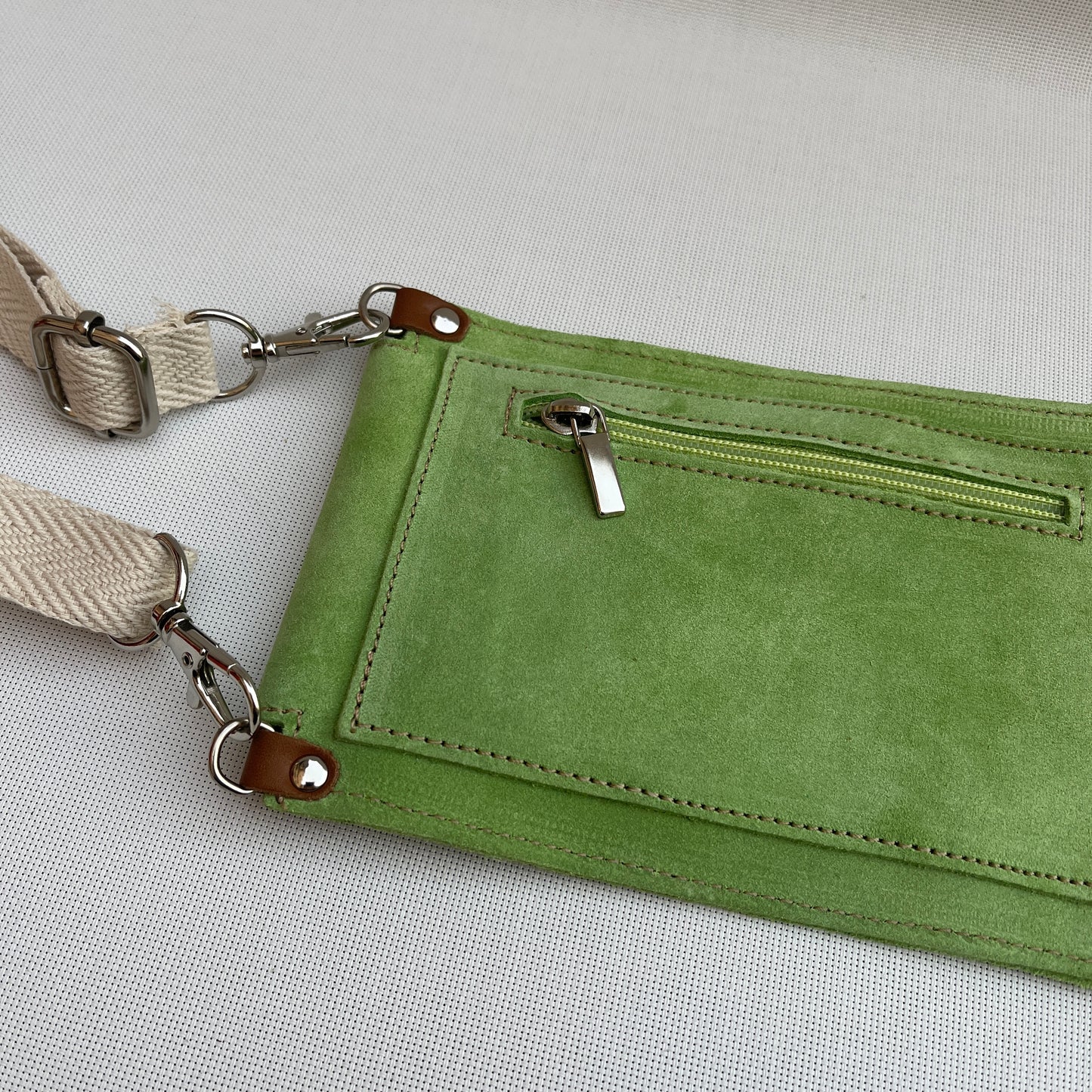 Porta Móvil · Diseño Tierra · Piel Serraje Trenzado · Verde Pistacho