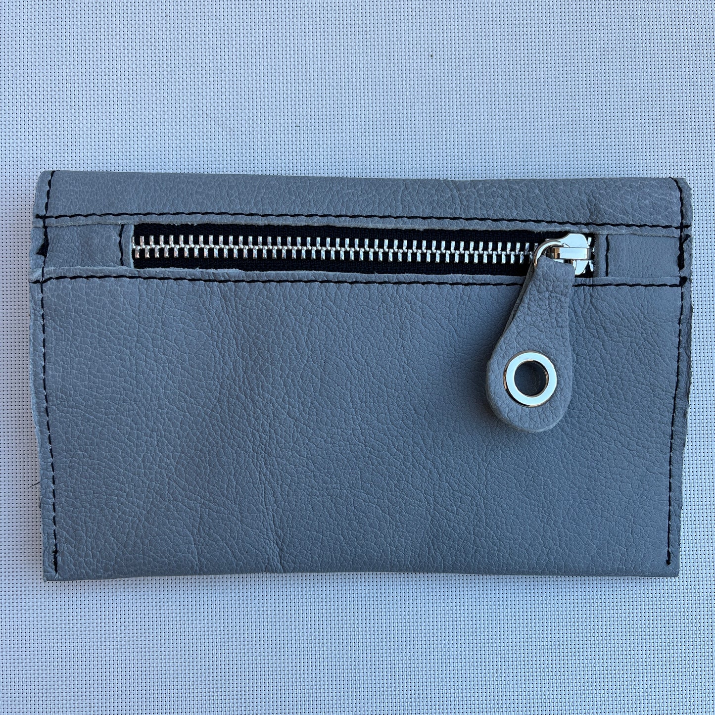 Monedero Plano Premium CAOMKA · Piel natural BioCuir® · Pieza Exclusiva Núm. 13183