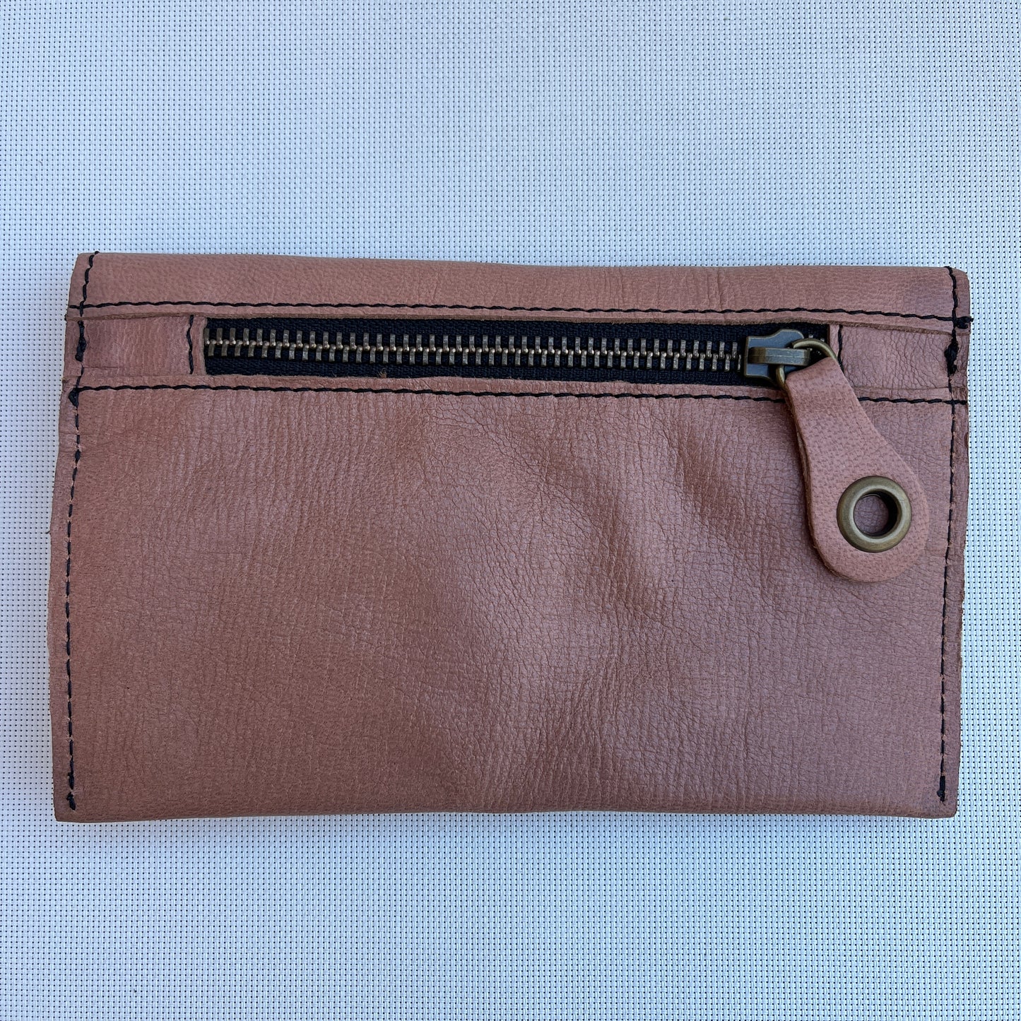 Monedero Plano Premium CAOMKA · Piel natural BioCuir® · Pieza Exclusiva Núm. 13178