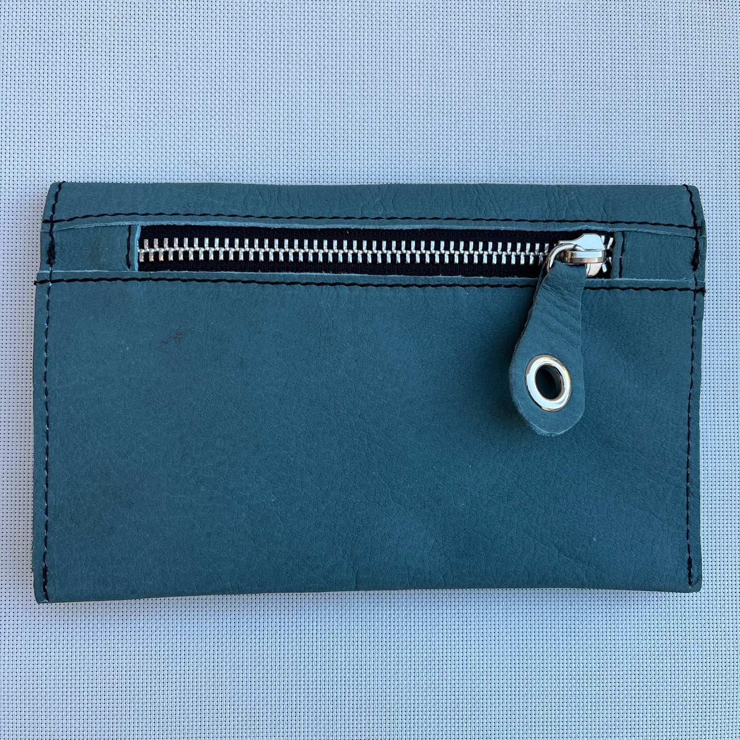 Monedero Plano CAOMKA · Piel natural BioCuir® · Pieza Exclusiva Núm. 13177