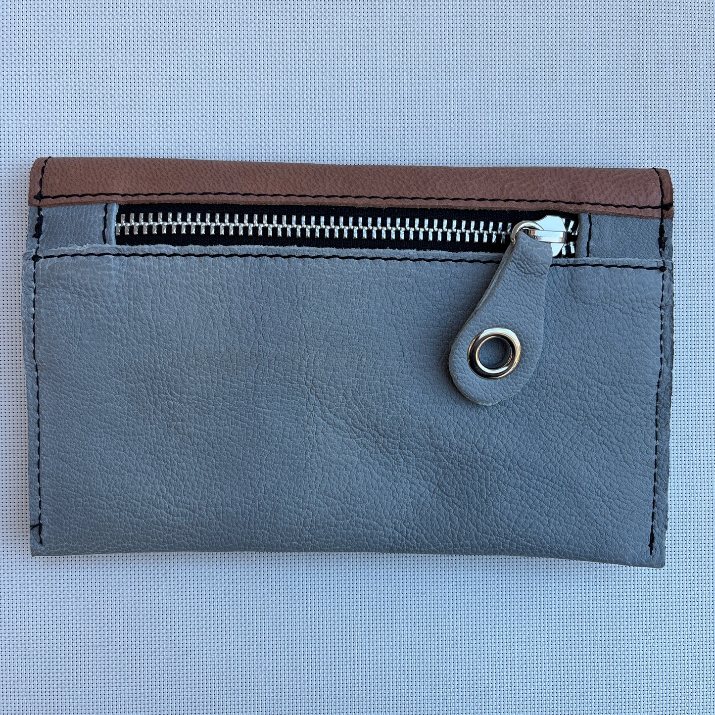 Monedero Plano CAOMKA · Piel natural BioCuir® · Pieza Exclusiva Núm. 13176