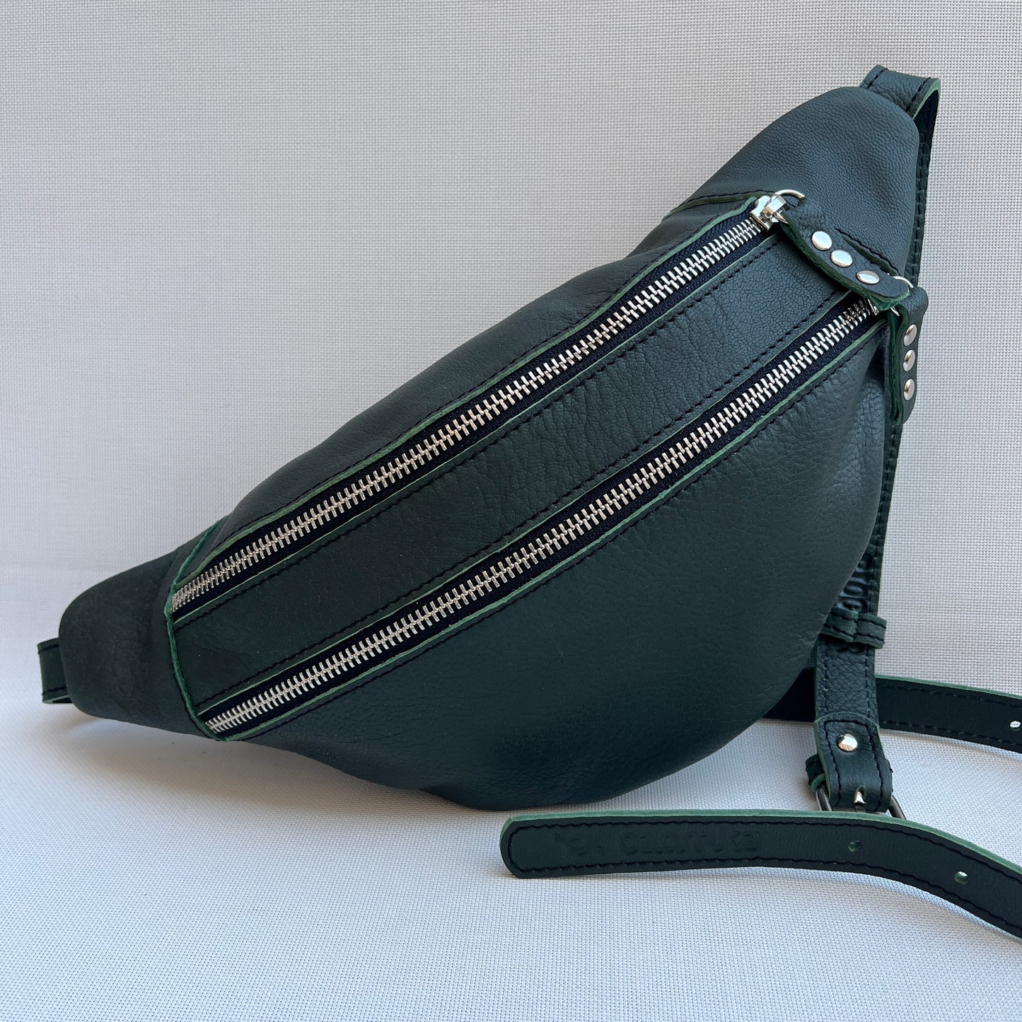 Retro Chic Green Bottle · Piel natural BioCuir® · Pieza Exclusiva Núm. 13382