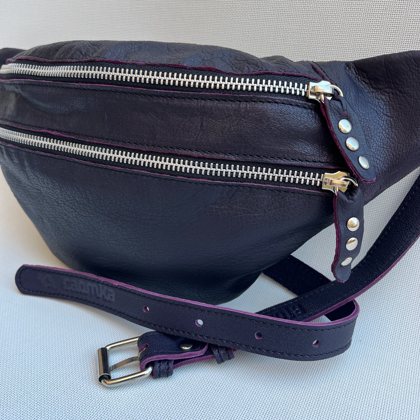 Retro Chic Lila oscuro · Piel natural BioCuir® · Pieza Exclusiva Núm. 12654