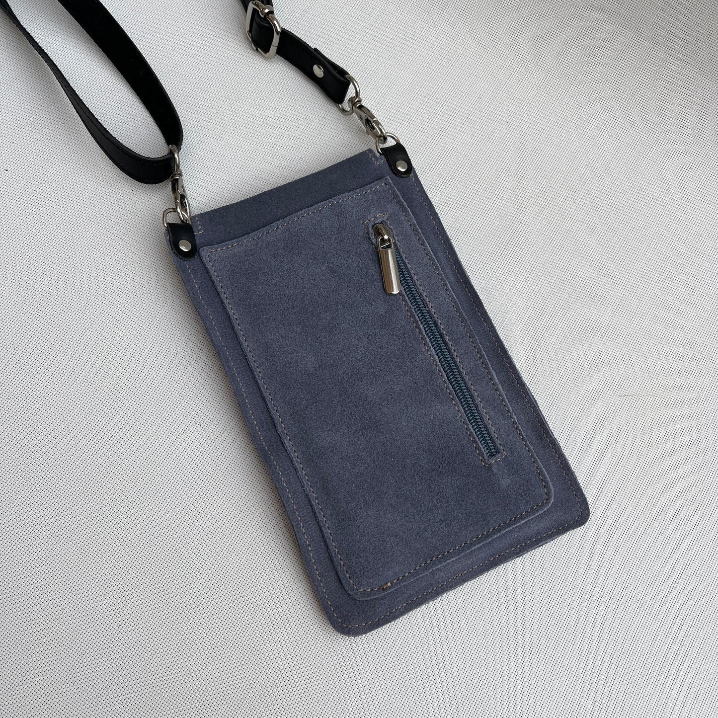 Porta Móvil · Diseño Tierra · Piel Serraje Trenzado · Azul