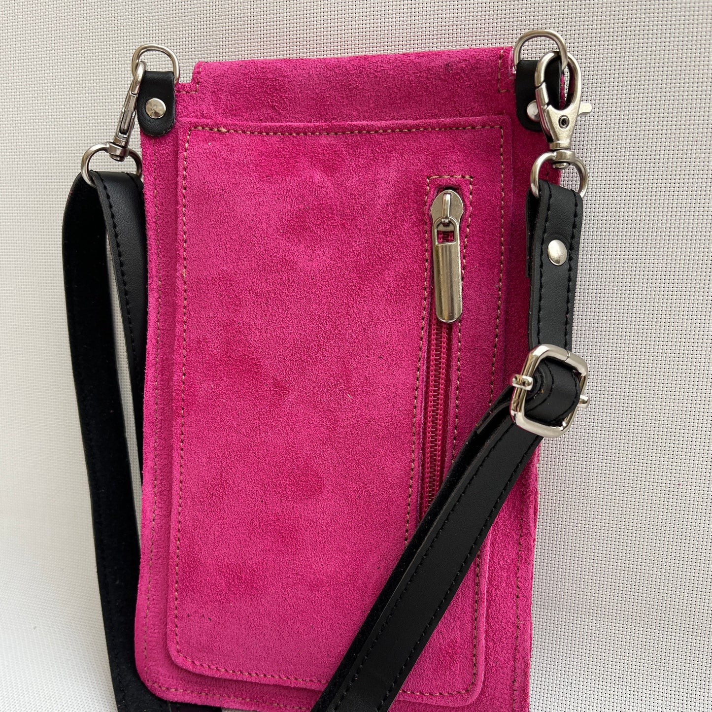 Porta Móvil · Diseño Tierra · Piel Serraje Trenzado · Rosa Fucsia