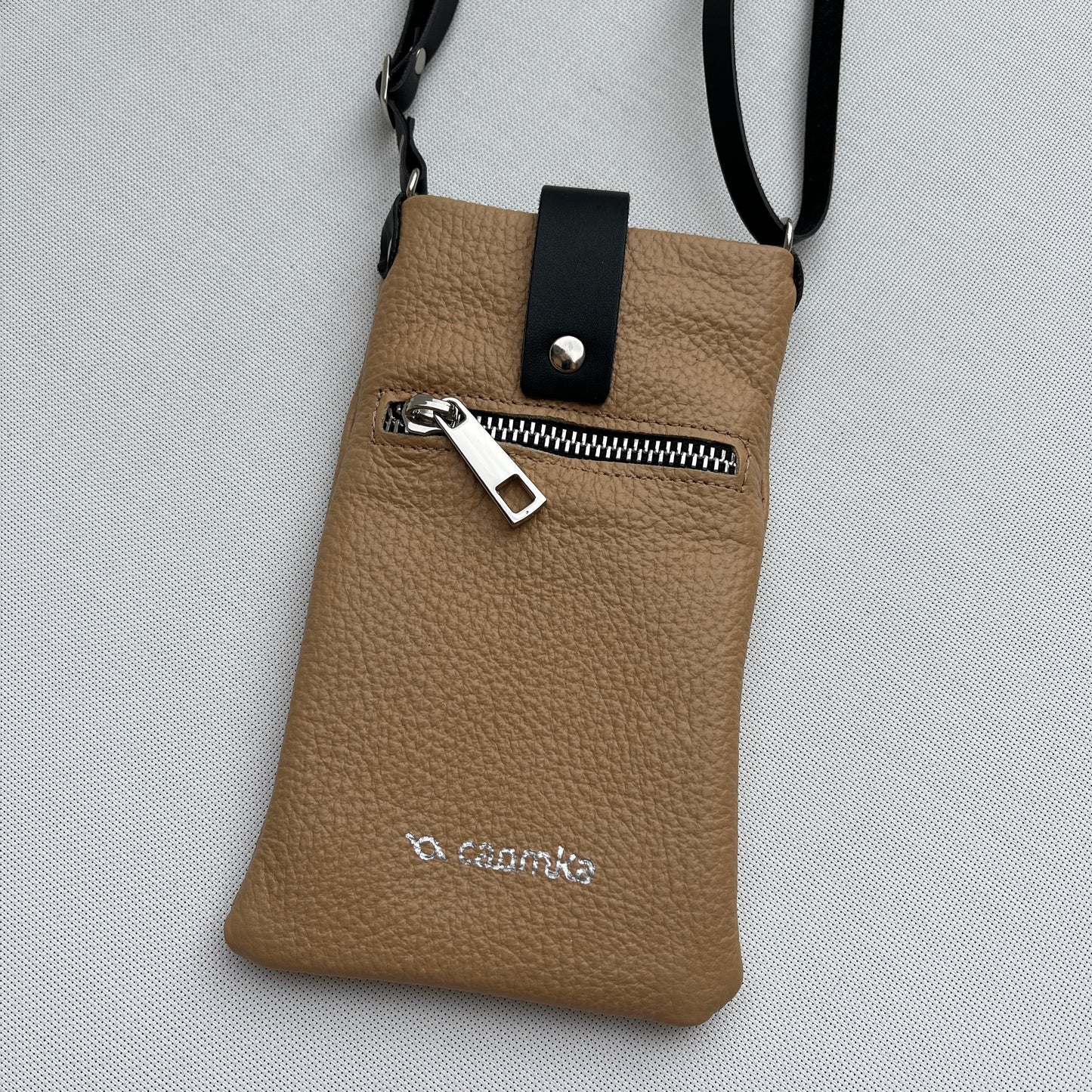 (-50%) Porta Móvil · Diseño Alfa · Piel natural · Camel