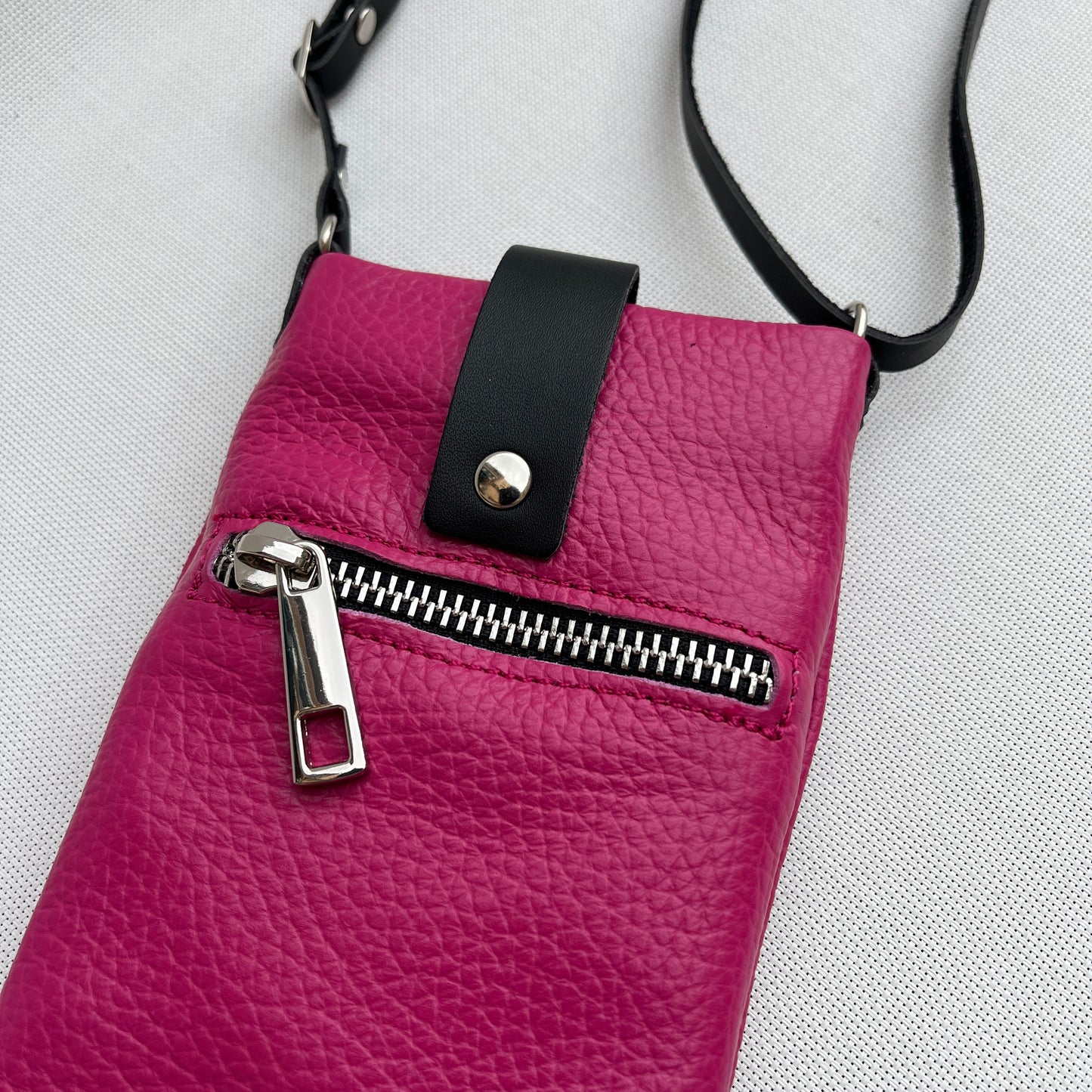 Porta Móvil · Diseño Alfa · Piel natural · Fuscia
