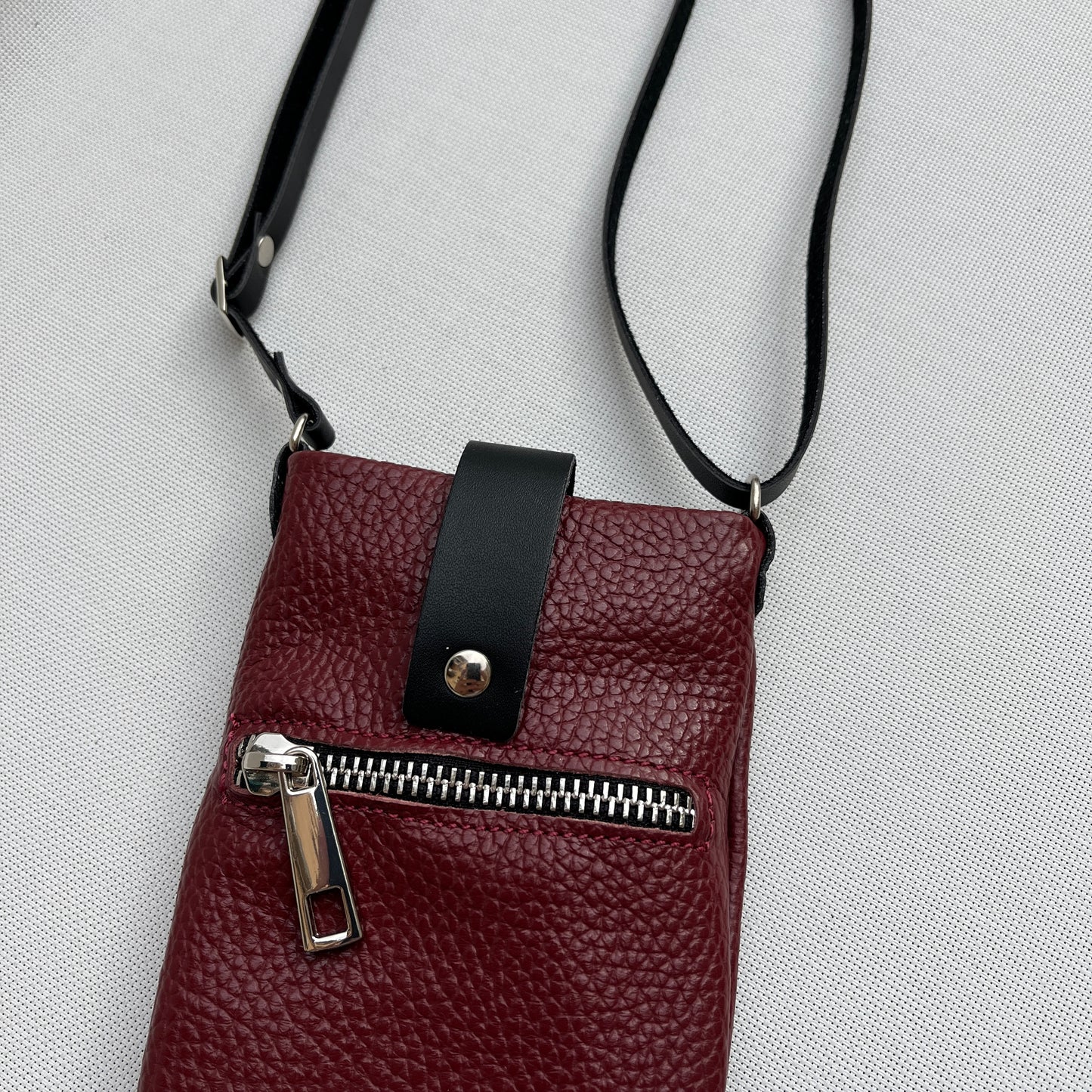 Porta Móvil · Diseño Alfa · Piel natural · Burdeos