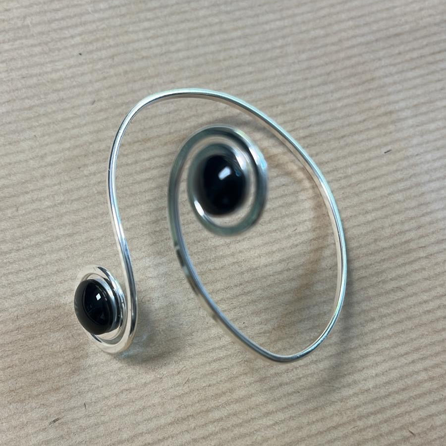 Brazalete Plata "Doble Sol Negro" – Vidrio fundido y hierro forjado bañado en plata.