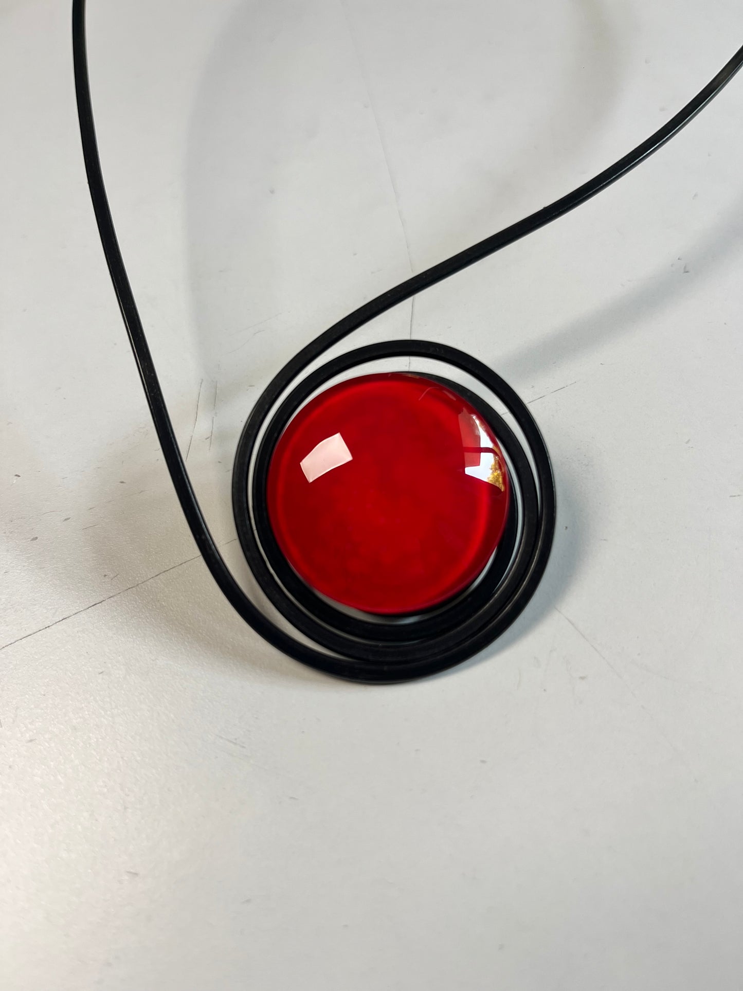 Collar "Sol Rojo" – Vidrio fundido y hierro forjado. Creación del Artista Mauricio.