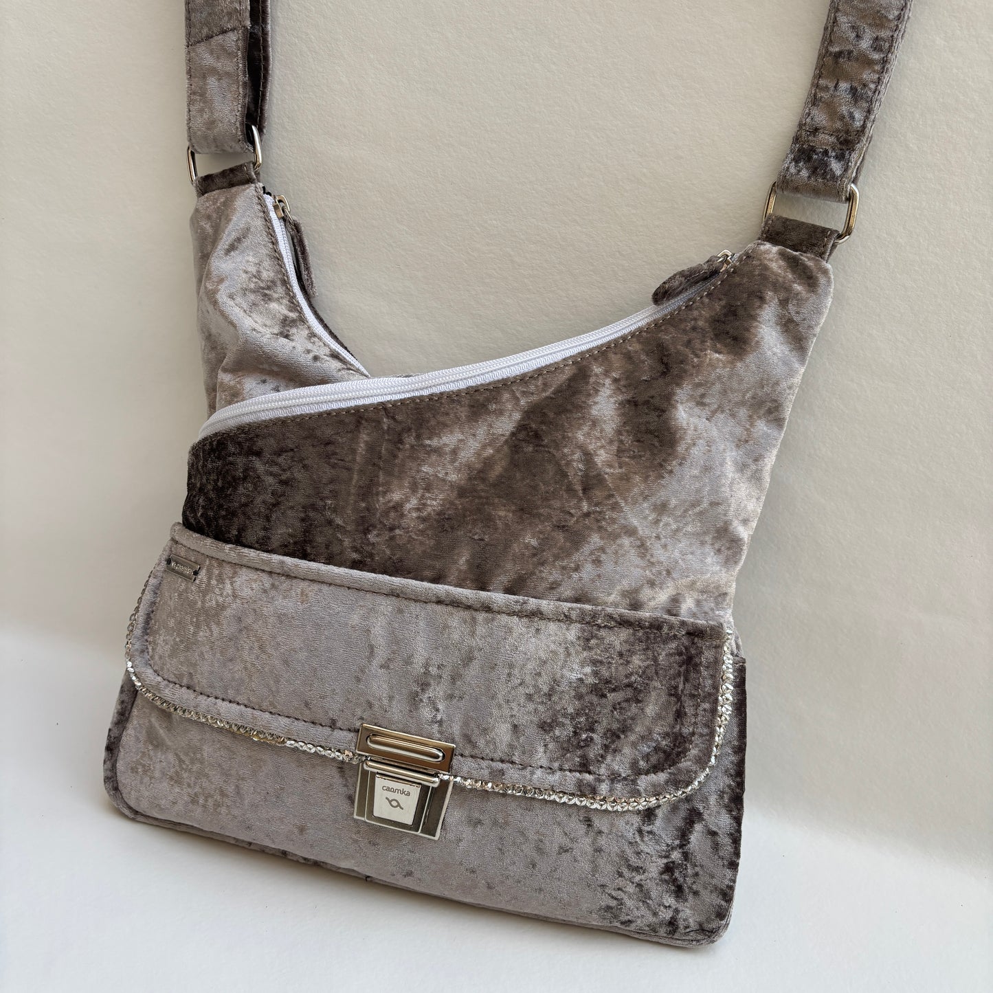 Bolso Bandolera Súper Caomka "Silver Velvet" · Pieza Única Núm. 19255