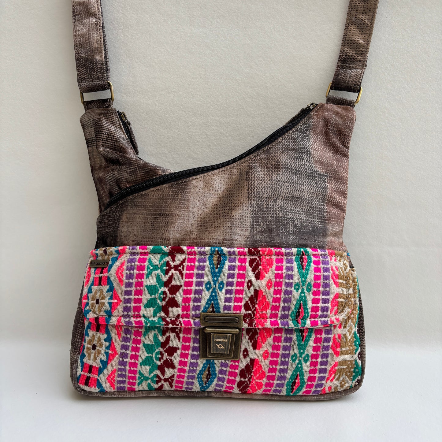 Bolso Bandolera Súper Caomka "Boho Taupe Fantasy" · Pieza Única Núm. 19251