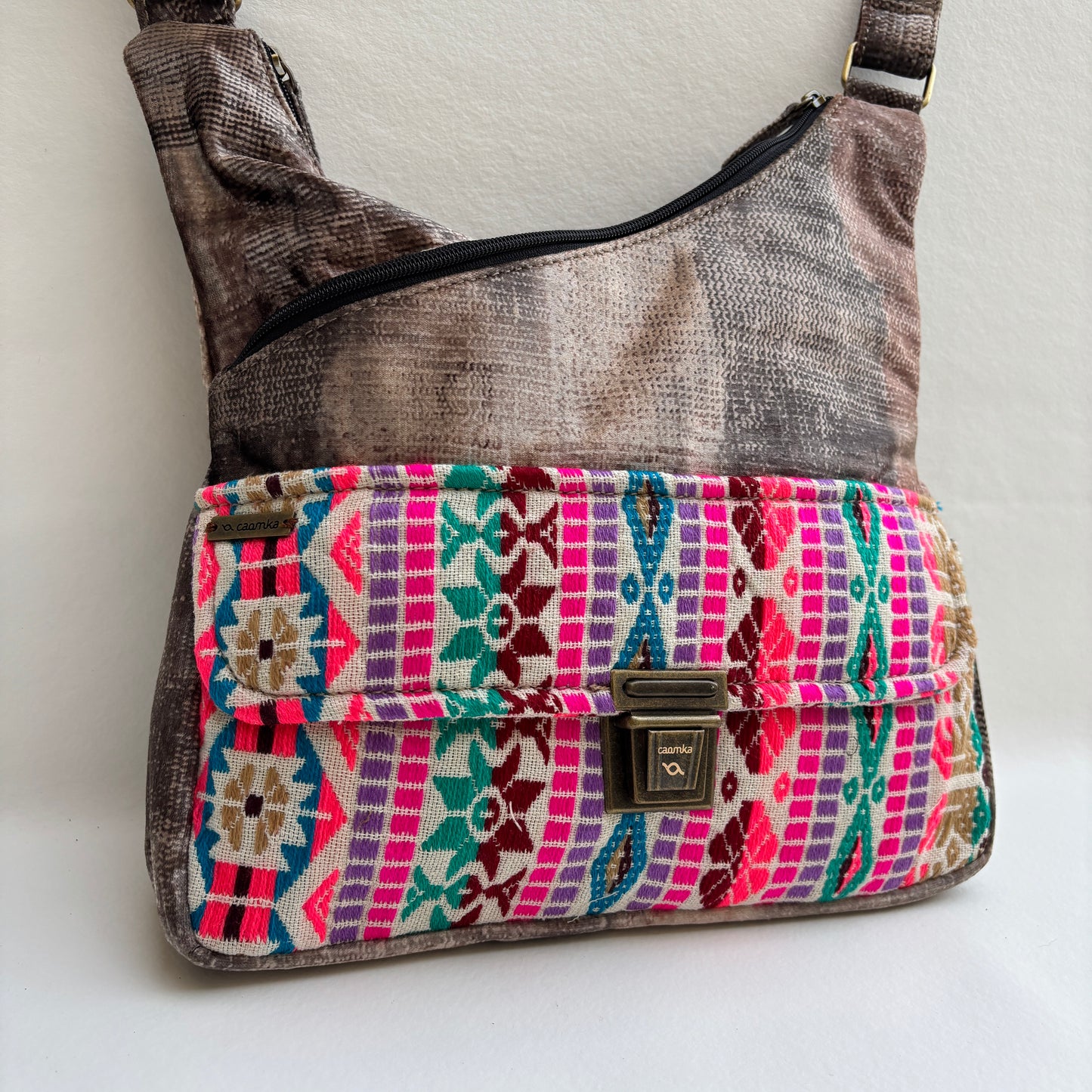 Bolso Bandolera Súper Caomka "Boho Taupe Fantasy" · Pieza Única Núm. 19251
