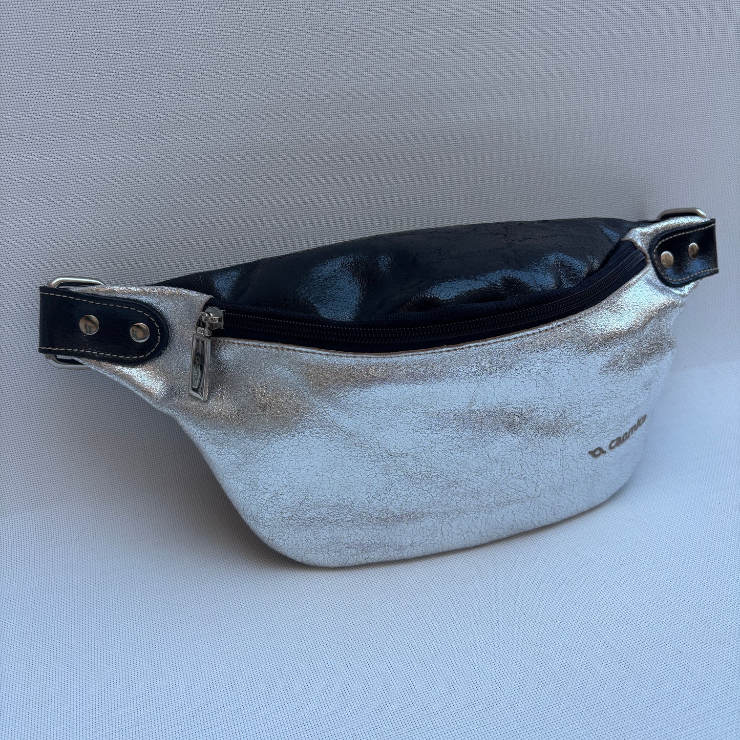 Riñonera "Premium Retro Chic Silver Black" · Piel / Cuero · Pieza Exclusiva Núm. 17828