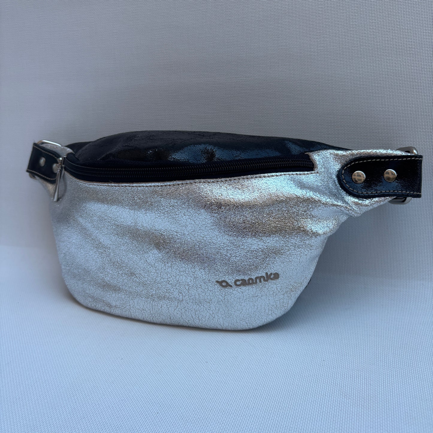 Riñonera "Premium Retro Chic Silver Black" · Piel / Cuero · Pieza Exclusiva Núm. 17828