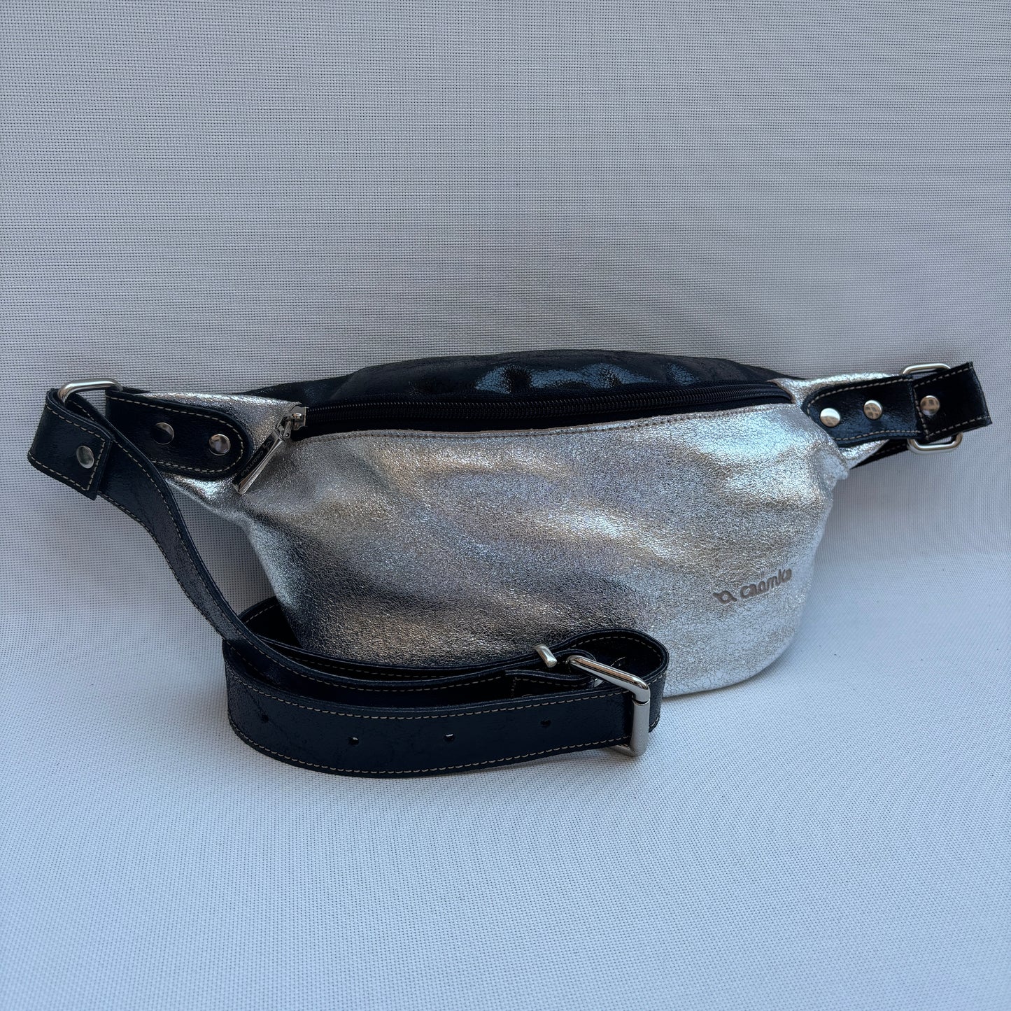 Riñonera "Premium Retro Chic Silver Black" · Piel / Cuero · Pieza Exclusiva Núm. 17828