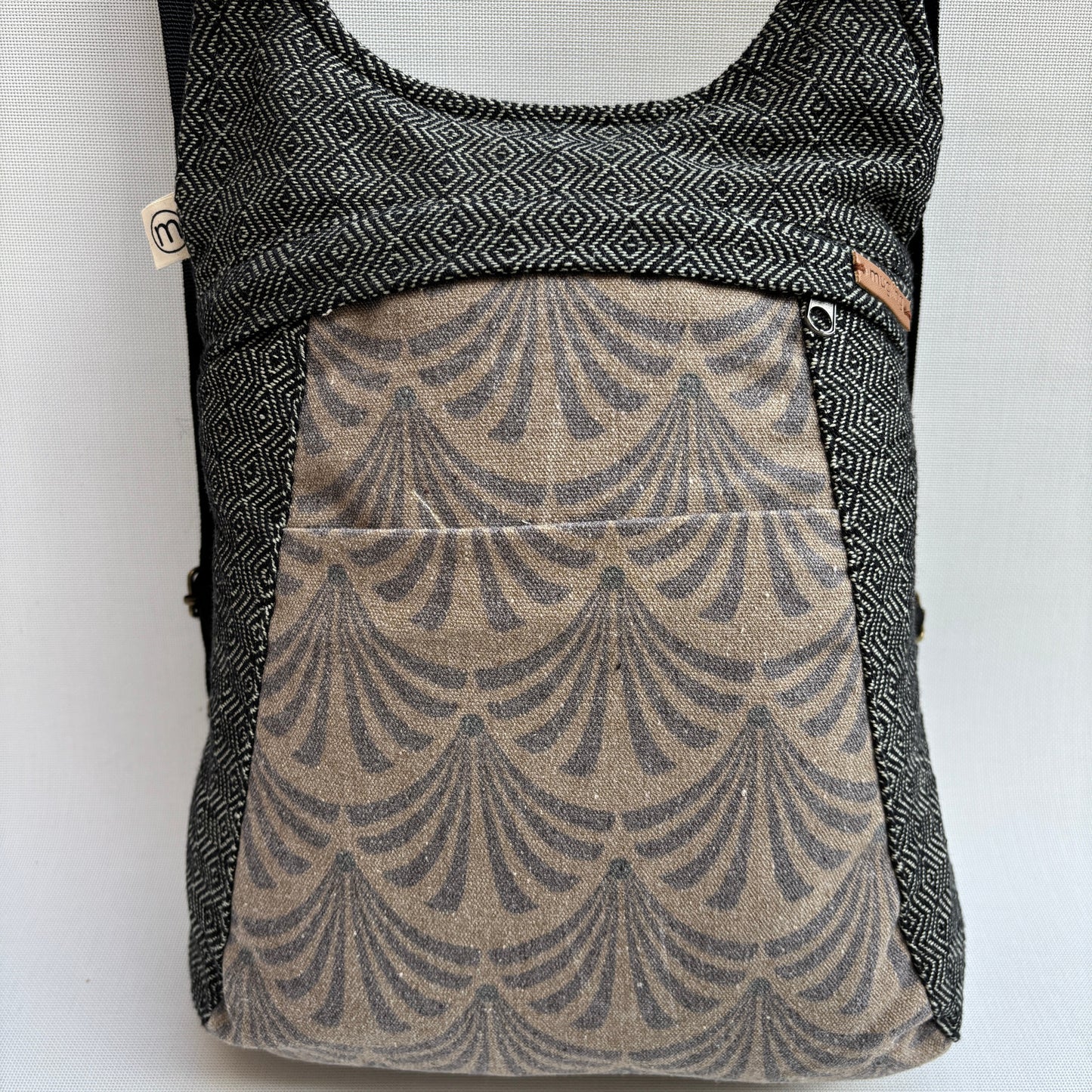 Mochila "Bhaktapur" Blanco y Negro  · Pieza 16919