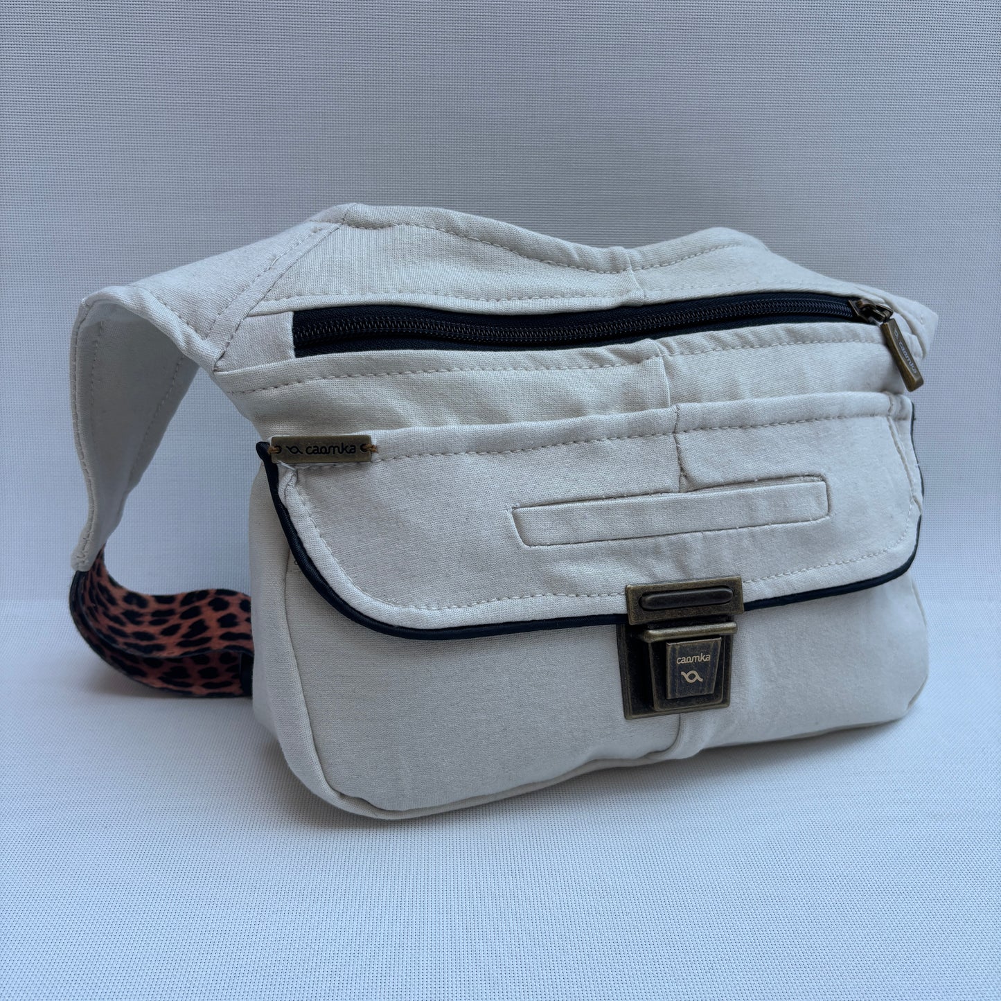 Riñonera ♻️ Jeans Recycled ♻️ + Bolsillo trasero con cremallera · Pieza Única Núm. 17827
