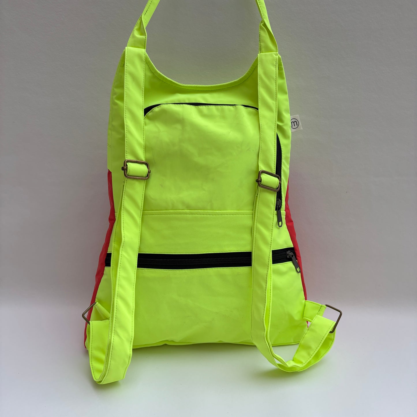 Mochila "Bhaktapur" Verde Fluor + Rosa Fluor · Pieza Exclusiva 19386