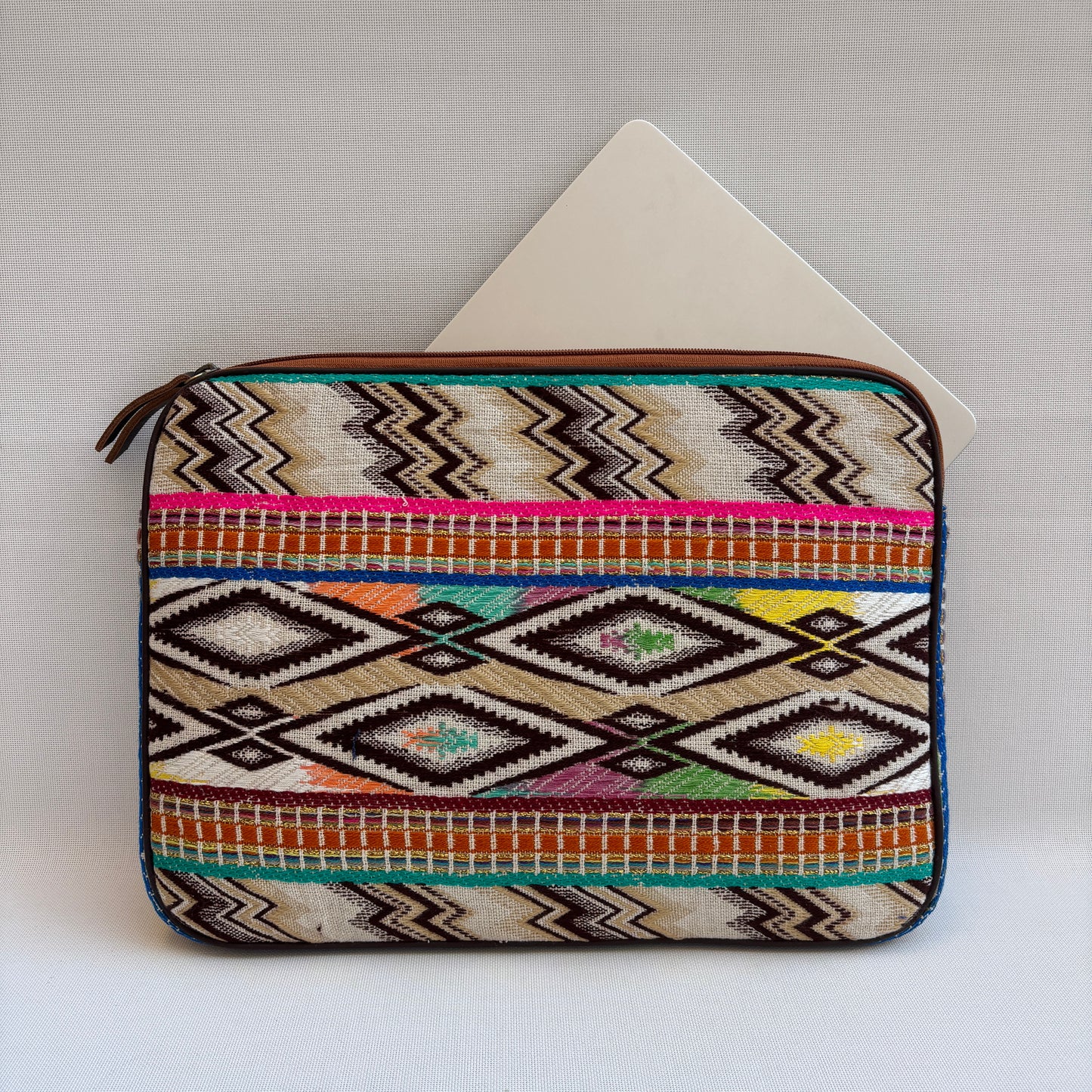Funda Portátil "Boho Energy"  · Pieza Única Núm. 18482