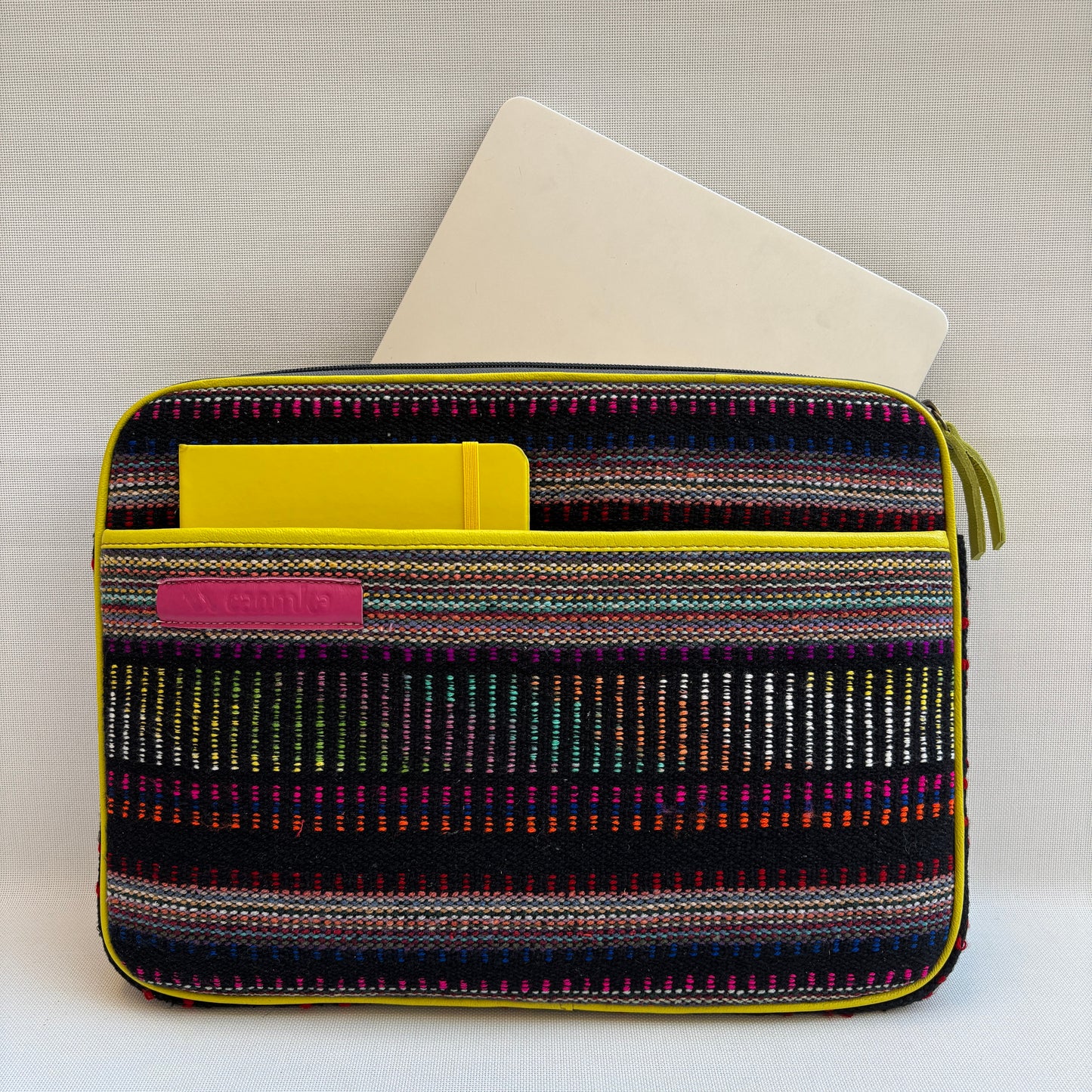 Funda Portátil "Neon Beat"  · Pieza Única Núm. 18485