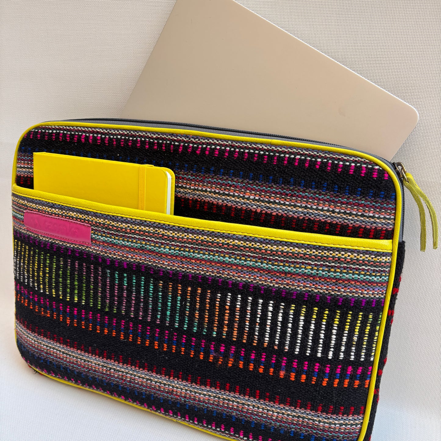 Funda Portátil "Neon Beat"  · Pieza Única Núm. 18485