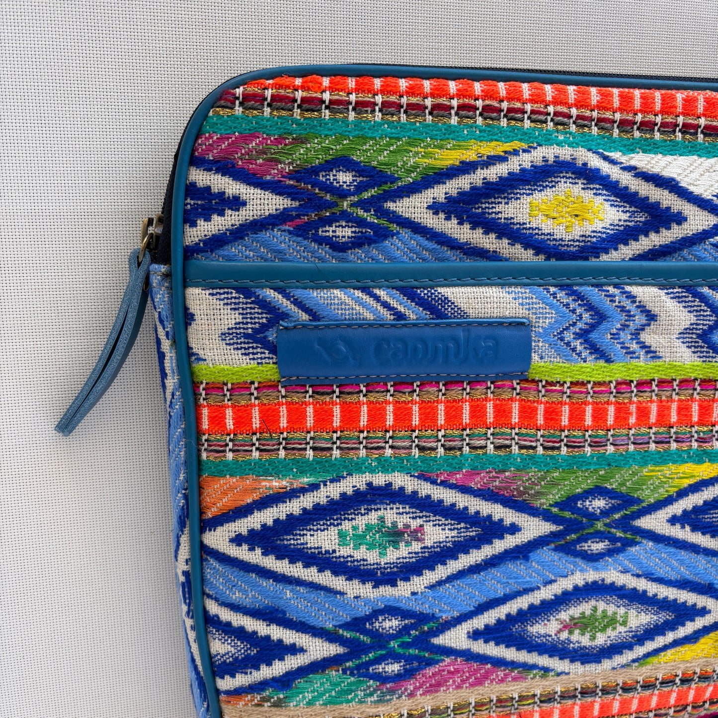 Funda Portátil "“Blue Tribe"  · Pieza Única Núm. 18486