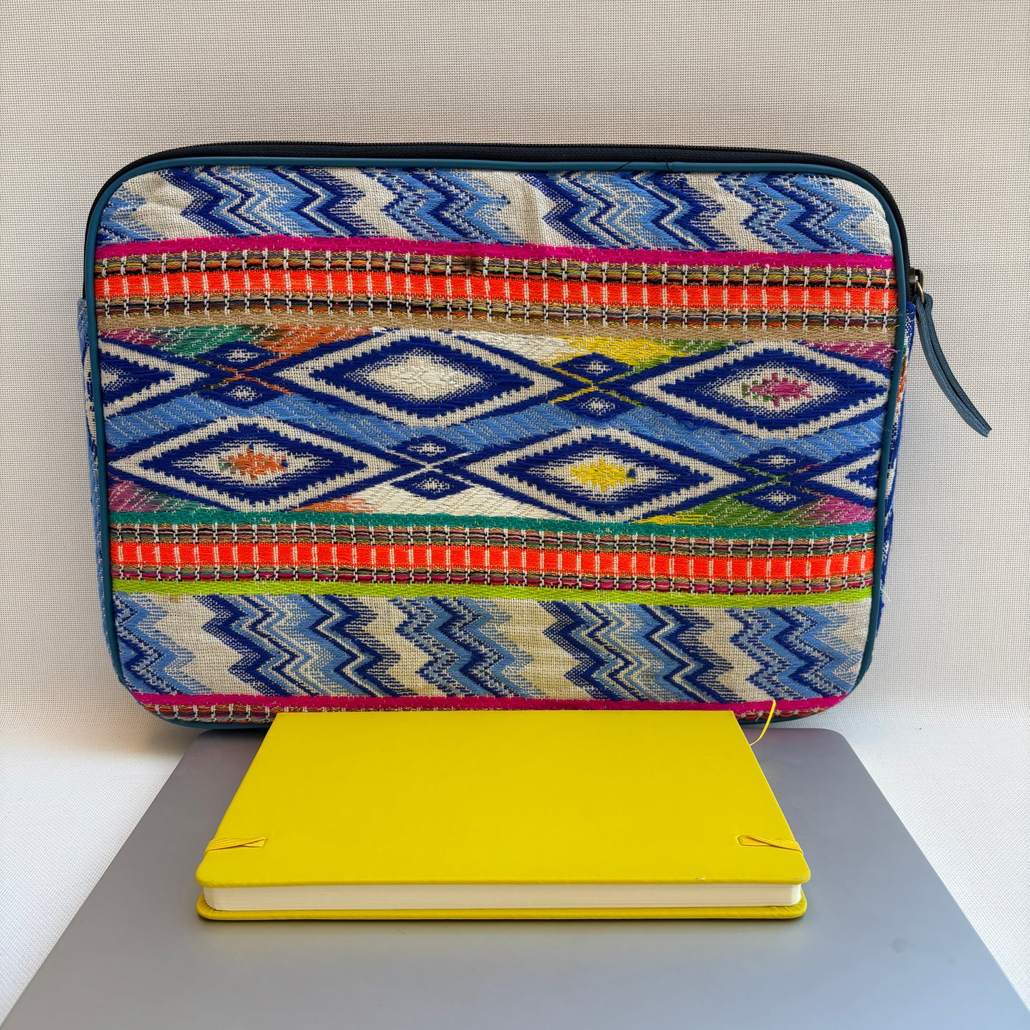Funda Portátil "“Blue Tribe"  · Pieza Única Núm. 18486